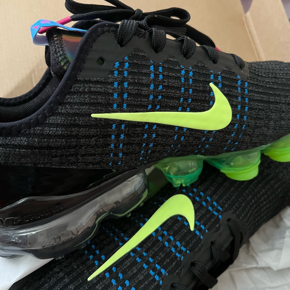 SOLD ON MERCARI ACCOUNT !! Air Vapormax Flyknit 3 (grade school)